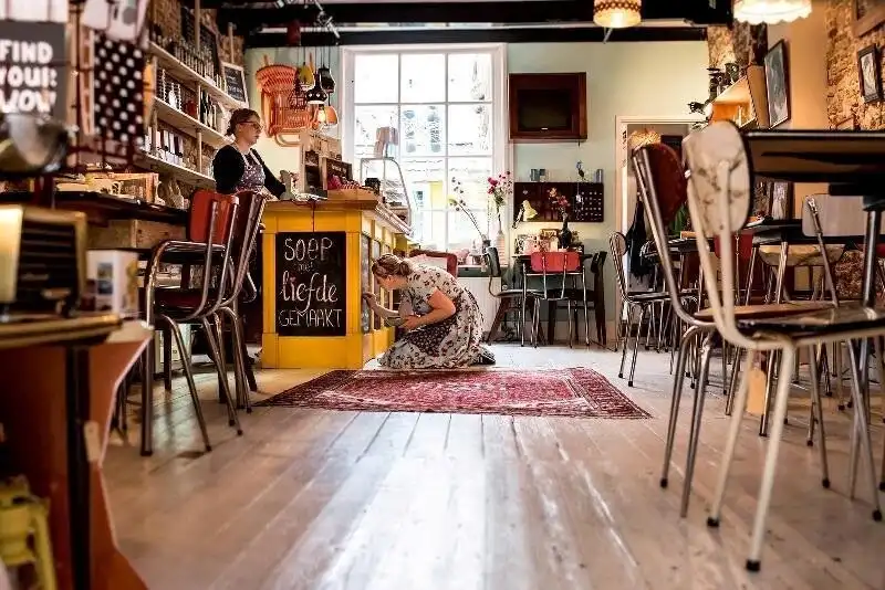 Interieur van SOEPP met twee medewerkers